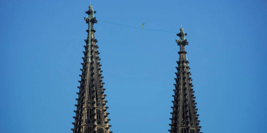 Domspitzen der Hohen Domkirche Sankt Petrus zu Köln. Die Spitzen der Türme des Kölner Doms sind ein unverwechselbares Wahrzeichen.